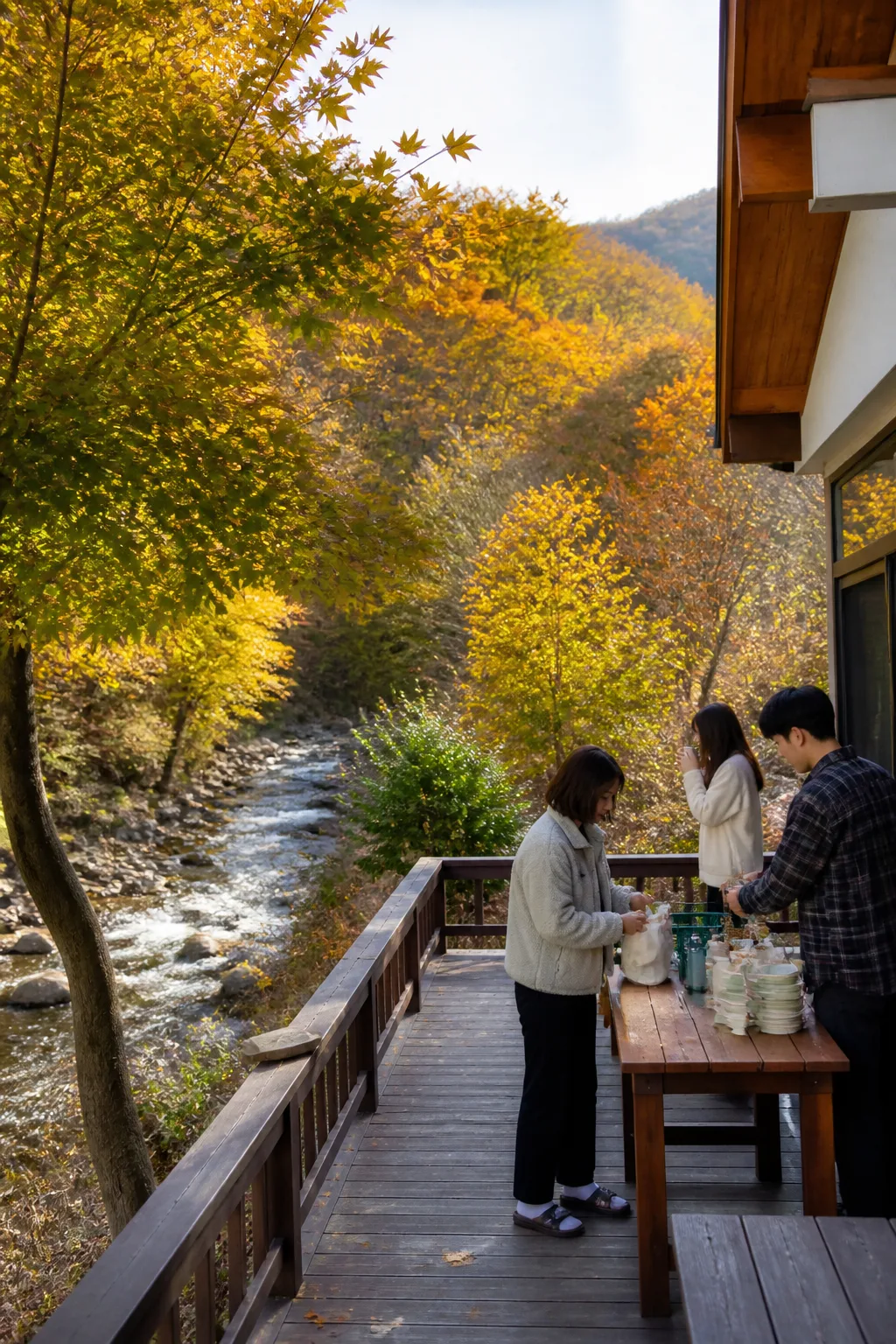강원도펜션 테라스에서 계곡과 숲을 바라보며 친환경 여행을 준비하는 가족 여행객