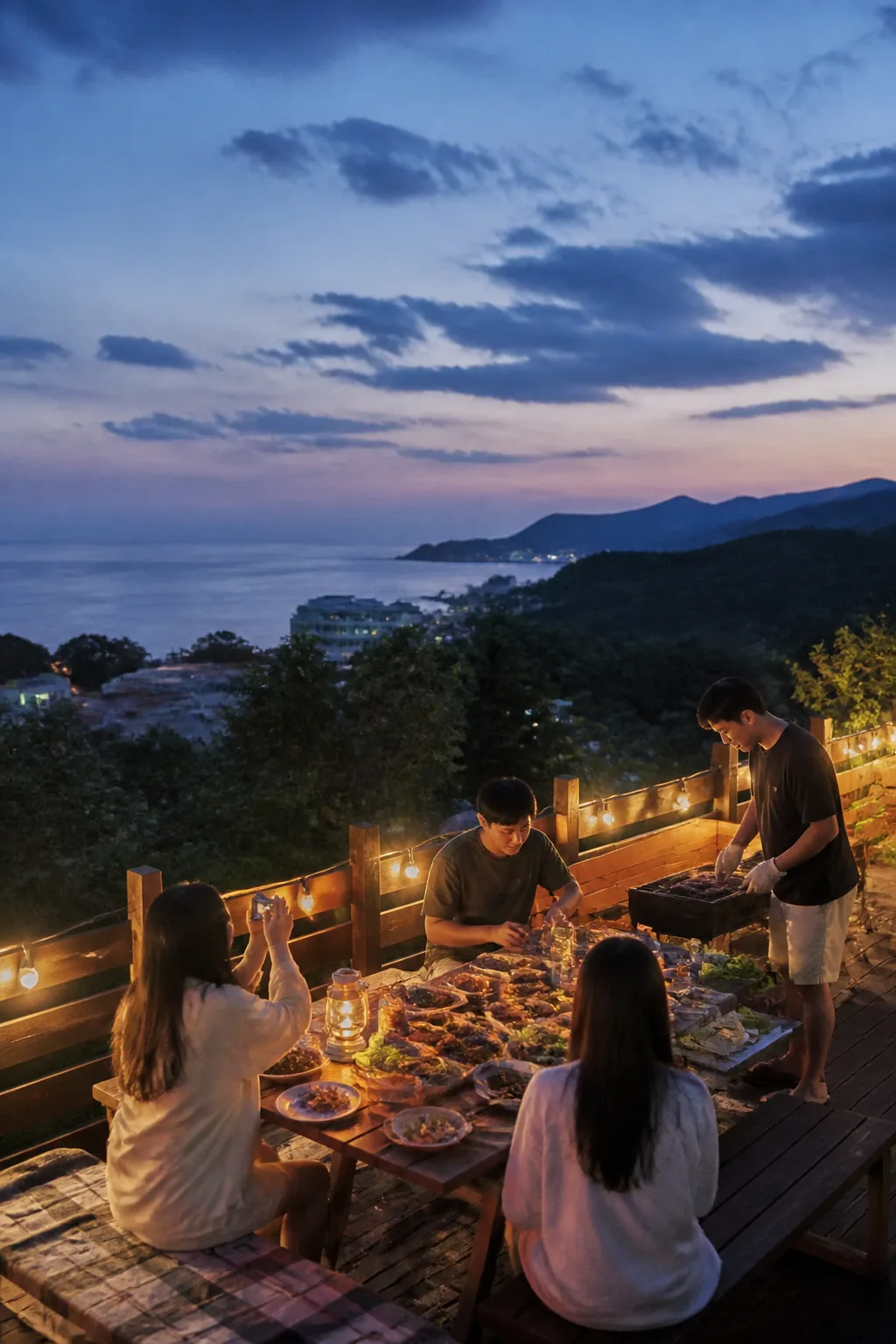 강원도펜션 야외 테라스에서 바비큐를 준비하며 자연을 즐기는 여행 장면